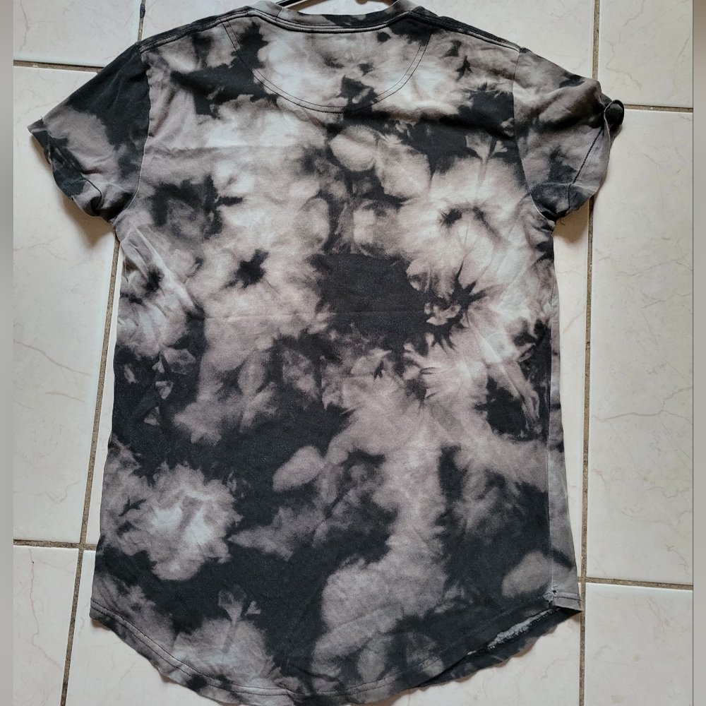 Hollister Black and Gray Curved Hem Tee - Picture 2 of 6